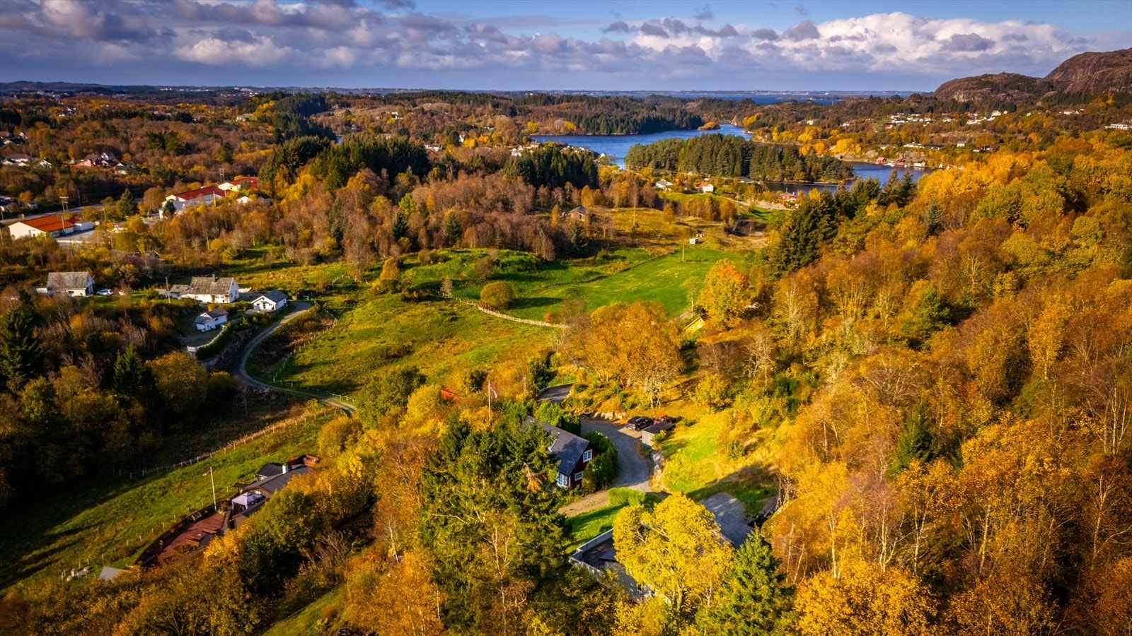 Nydelig fritidsbolig i landlig idyll. Fantastisk landskap, omgitt av frodig natur. Perfekt for dem som søker ro. Galleribilde