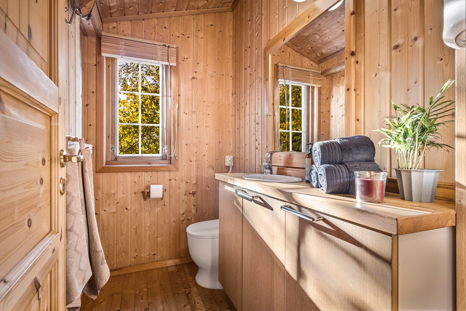 Lyst og innbydende toalettrom med naturlig belysning. Flotte detaljer og naturlig innredning skaper. Galleribilde