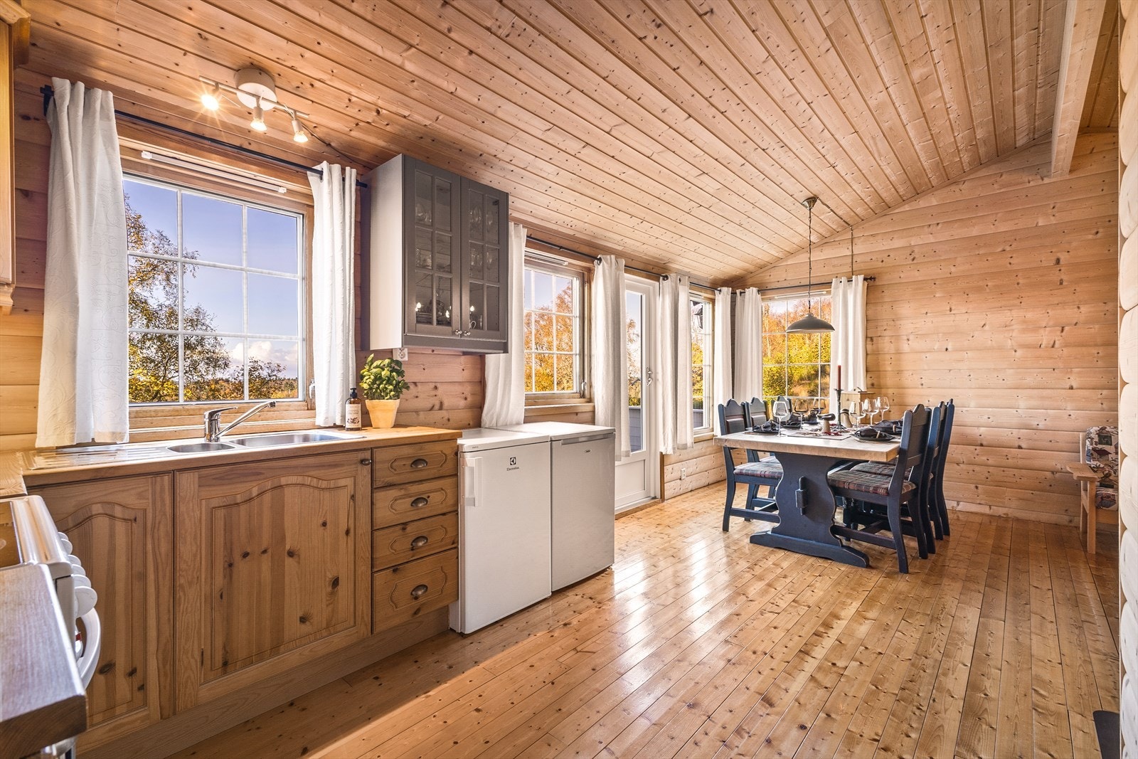Lys og innbydende stue med store vinduer som slipper inn naturlig lys. Perfekt for koselige samlinger og middager. Galleribilde
