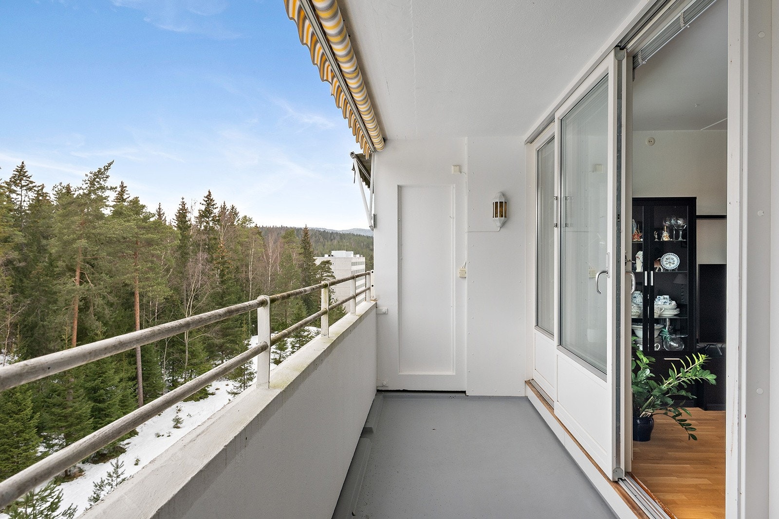 Balkongen har gode solforhold. Her er det plass til sittegruppe og beplantning. Balkongen ligger skjermet til med utsyn til skog. Galleribilde