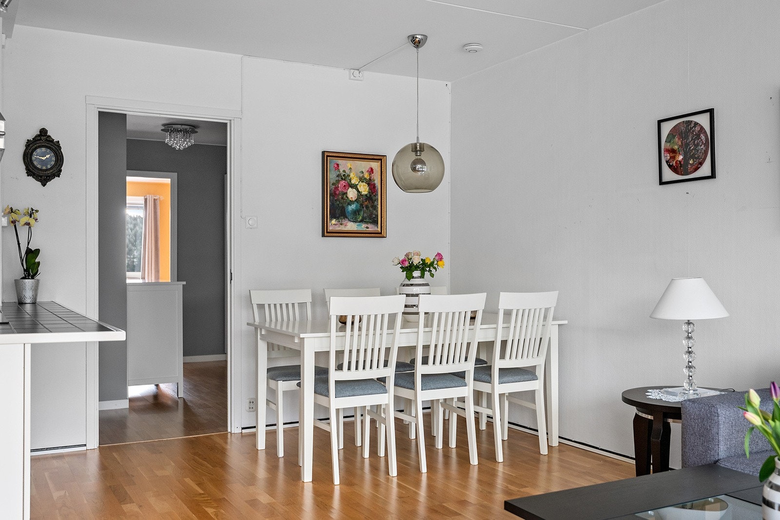 Stuen har plass til en romslig sittegruppe for å samle venner og famile til hyggelige måltider Galleribilde