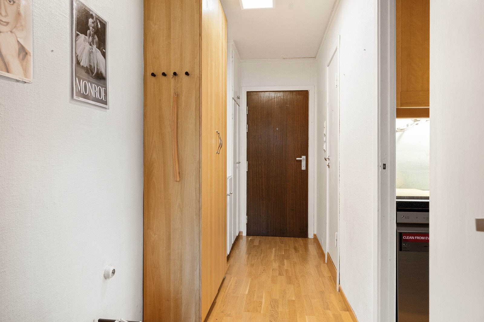 Yttertøyet ryddes enkelt bort i to garderobeskap i gangen. Galleribilde