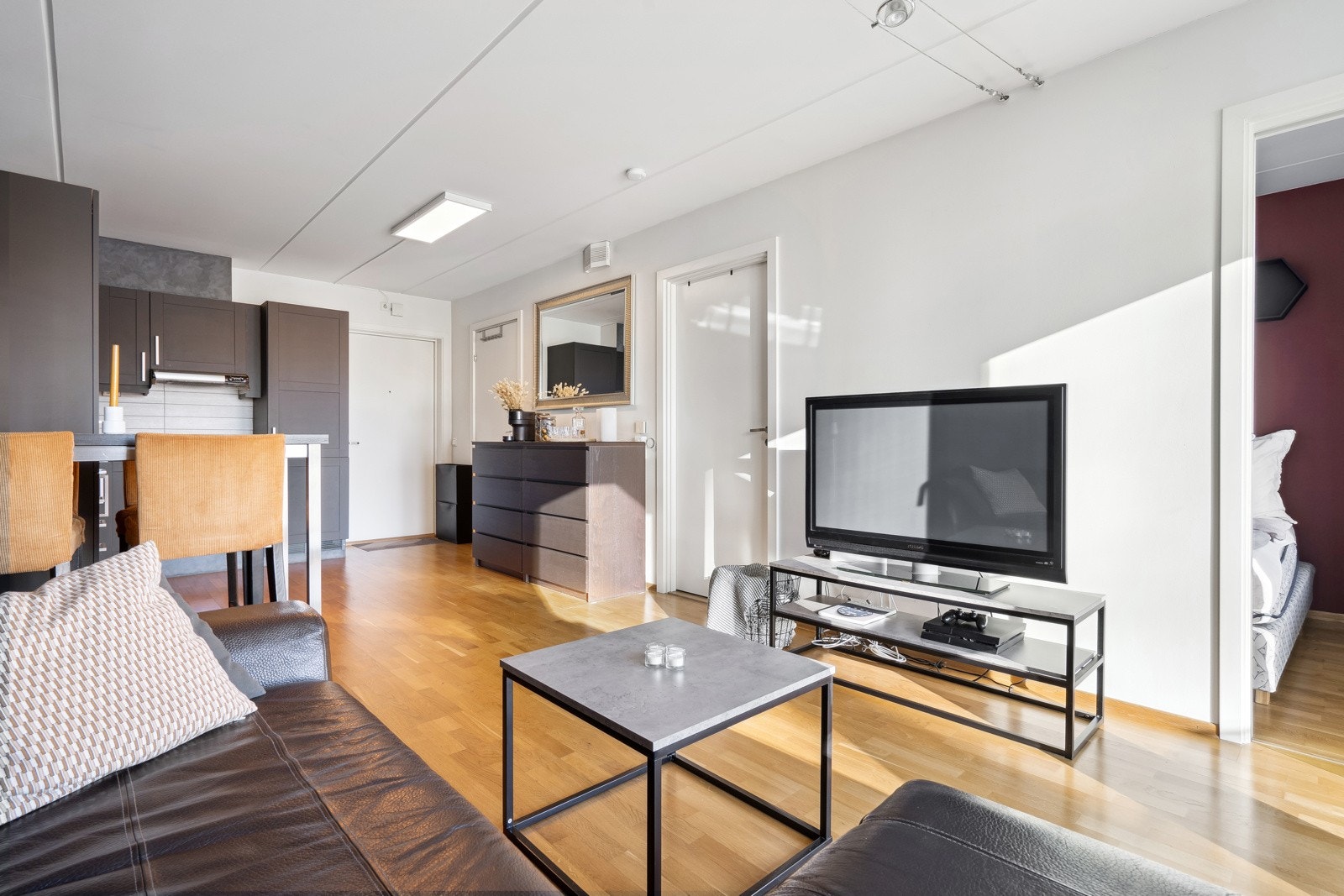 Stuen kan enkelt innredes etter behov, med plass til både sofagruppe og spisebord. Galleribilde