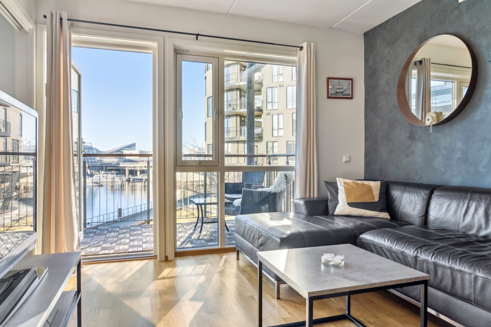 Fra stuen er det utgang til en flott balkong. Galleribilde