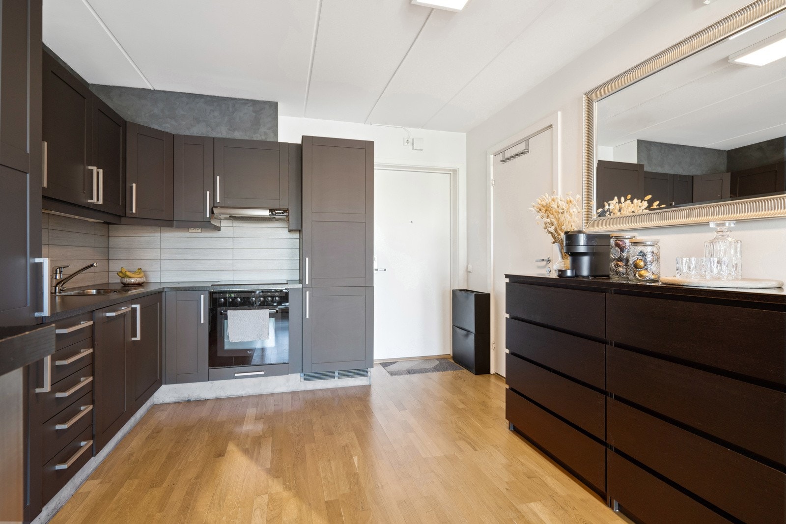 Integrerte hvitevarer gir et stilrent og ryddig inntrykk. Over stekeplaten har man mekanisk avtrekk. Galleribilde