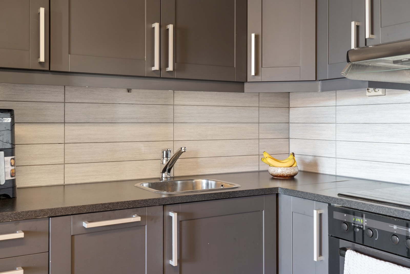 Kjøkkenet har en praktisk vinkel- form slik at arealene best mulig er utnyttet til skap- og benkeplass. Galleribilde