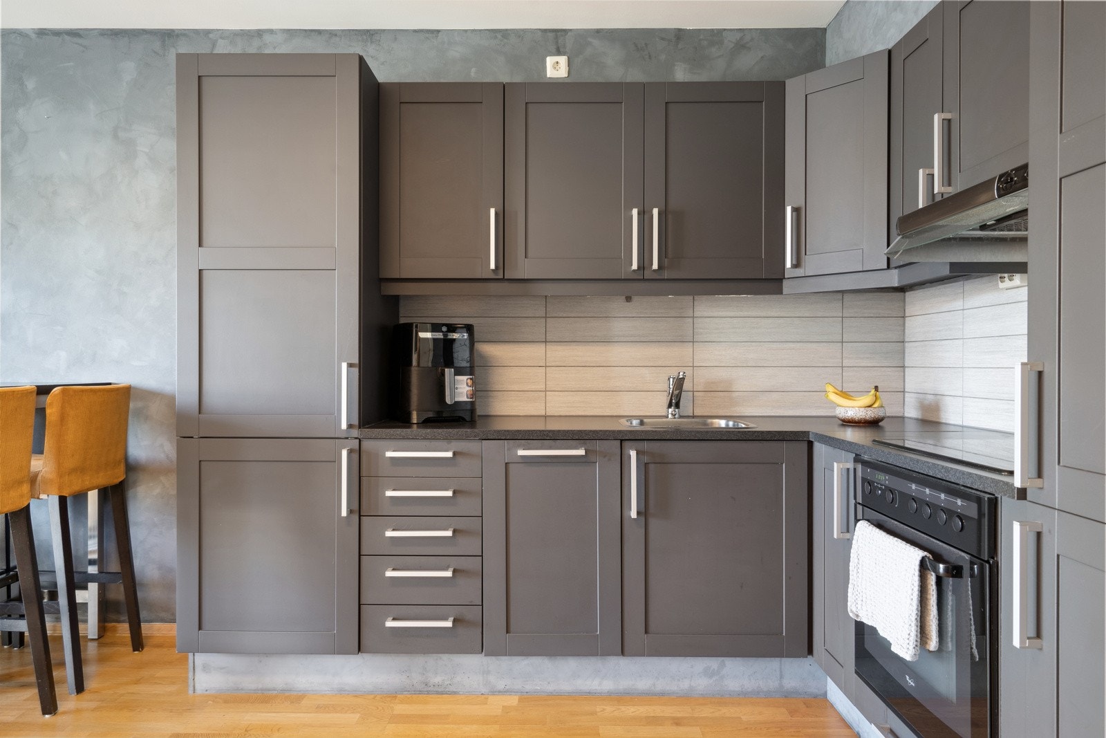 Flott kjøkken i en åpen stue-/kjøkken løsning som legger tilrette for sosialt samvær og hyggelige middager. Galleribilde