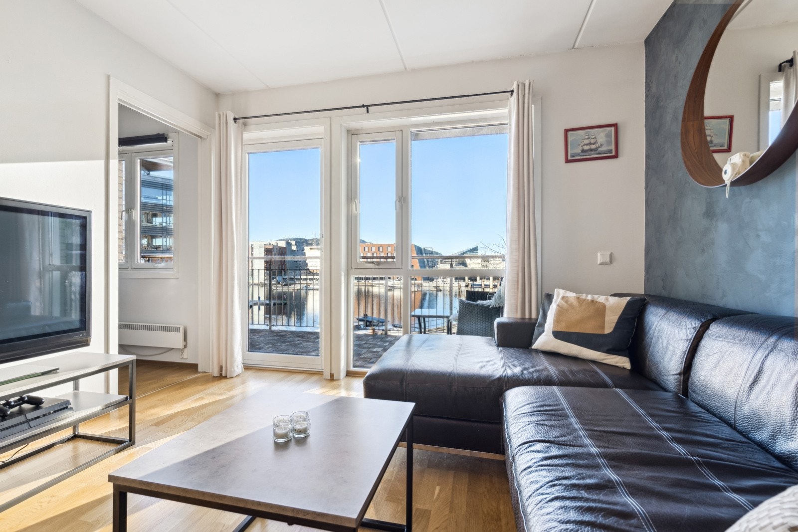 Boligen tilbyr en åpen og luftig stue/kjøkken løsning, med en romslig balkong. Galleribilde