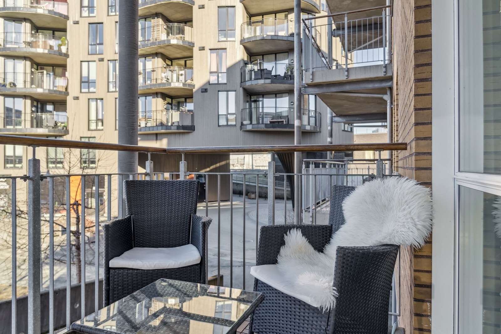 På balkongen har man solen fra ca. 13:00- 22:00, sommerstid. Galleribilde