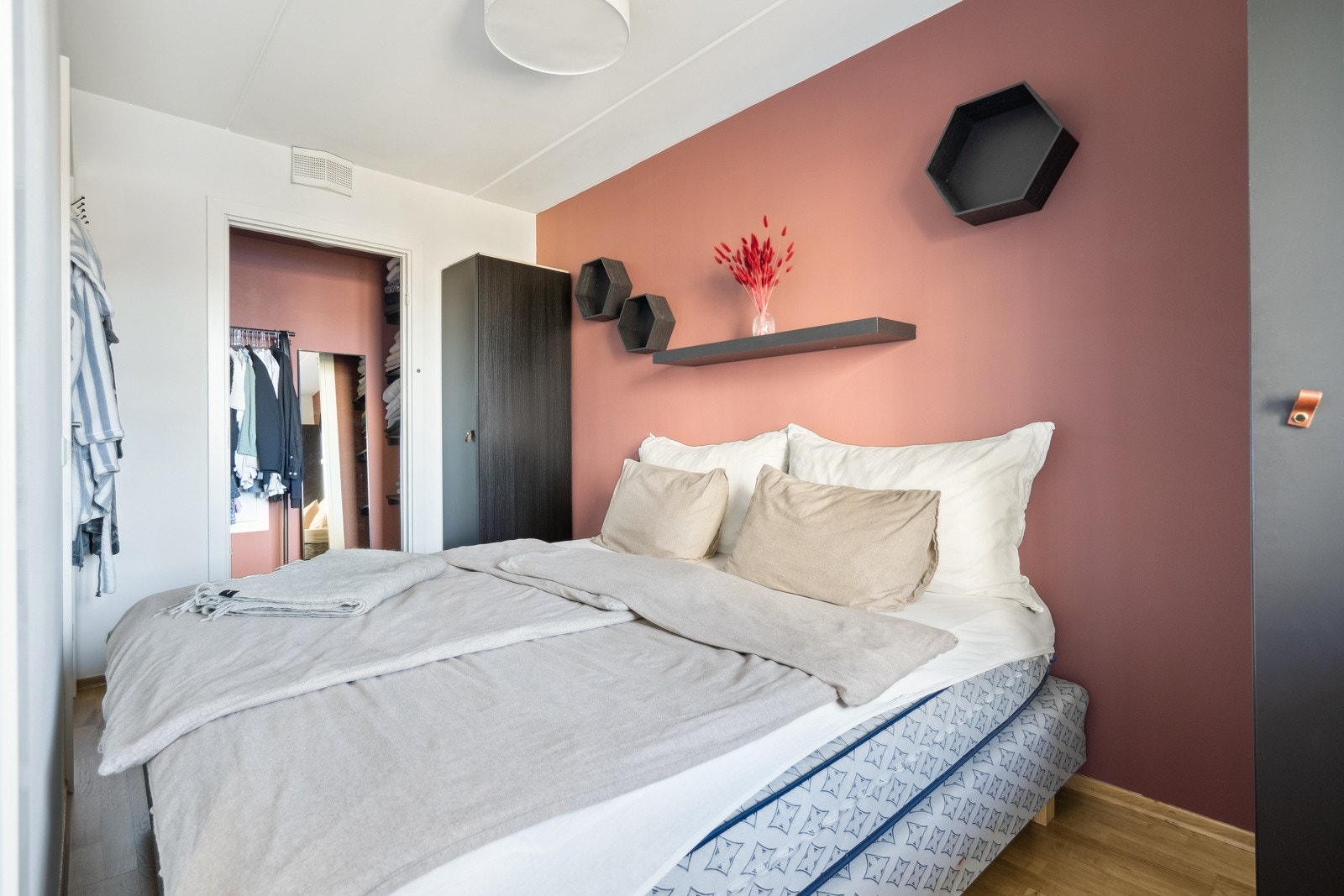 Soverommet er romslig med praktisk innredet walk in garderobe. Dette gjør det lett å holde orden på soverommet. Galleribilde