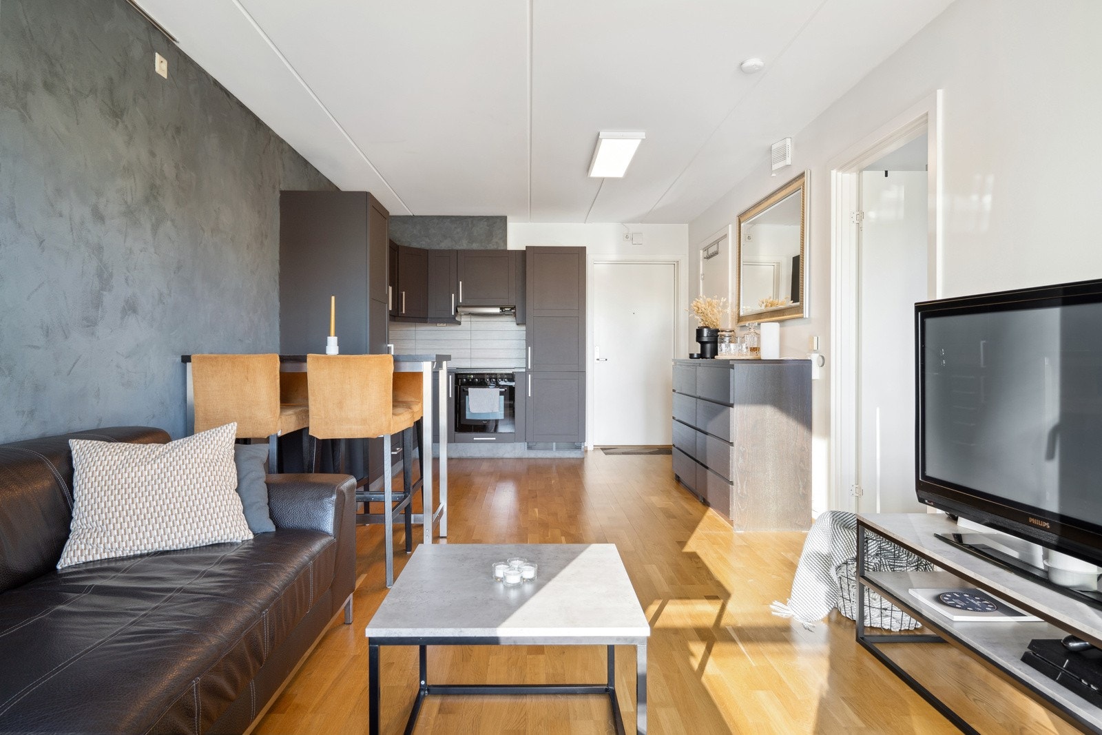 Gulvflatene er belagt med parkett, og leiligheten varmes opp gjennom vannbåren gulvvarme. Galleribilde