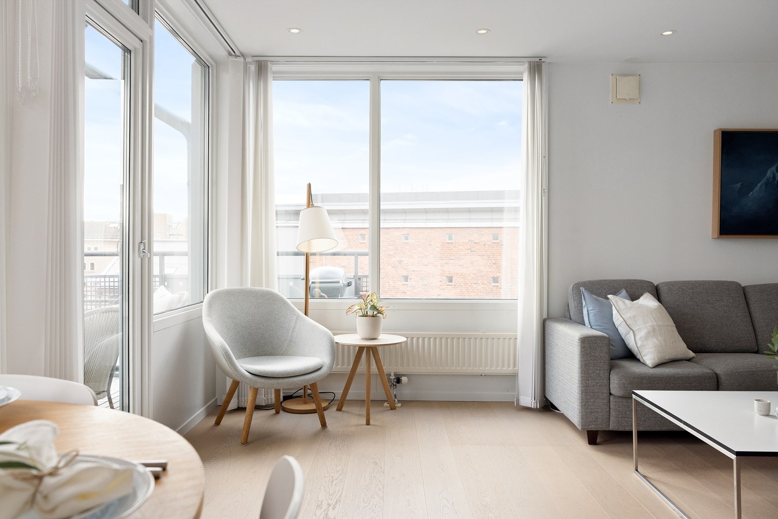 Rommet har også plass til lesekrok, stor sofagruppe, kaffebord og TV. Galleribilde