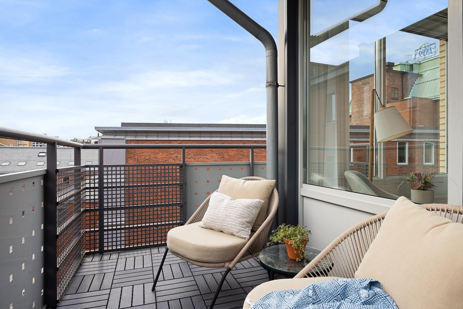 Boligen har en sørvestvendt balkong med fantastiske solforhold. Her er det sol fra klokken 09 til klokken 20-21 om kvelden. Her kan du nyte lange sommerkvelder med grilling og noe godt i glasset. Galleribilde