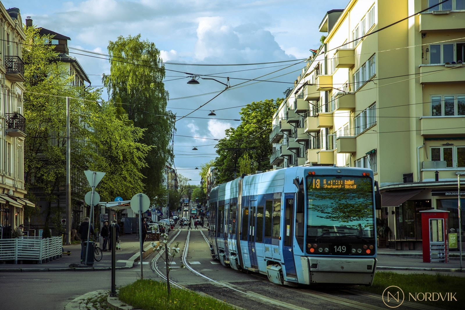 Theresesgate og krysset på Bislett med godt brød, Cafe Laundromat, Coop Extra og kaffeberenneriet ligger en kort spasertur unna boligen. Galleribilde
