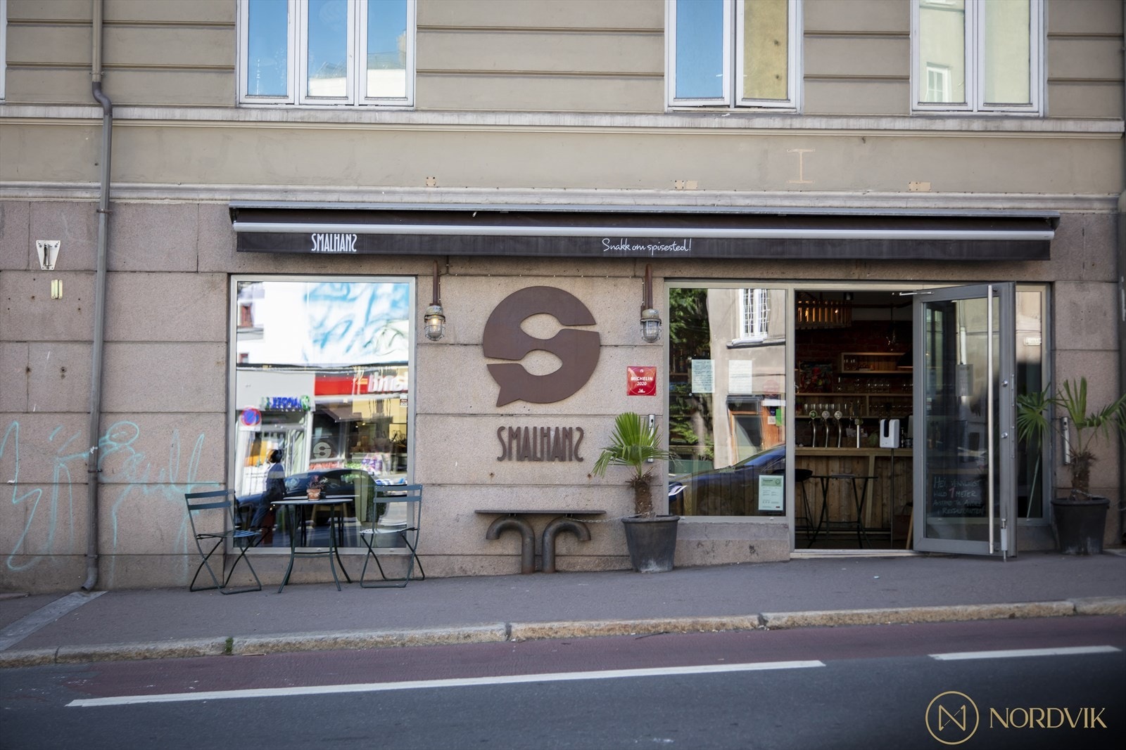 Området kryr av flotte restauranter som Smalhans og Grotto, samt Kolonialen som har et av Oslos beste vinkart og hyggeligste atmosfære. Barer som merkur og Roleur ligger også i nærheten. Galleribilde