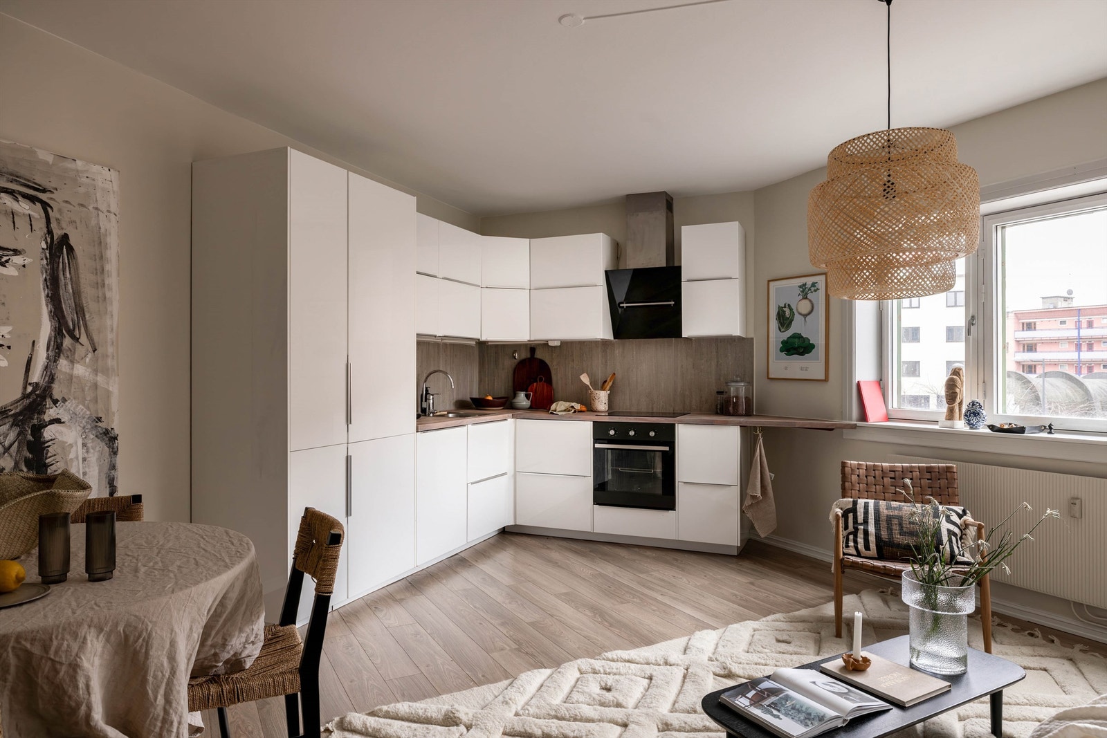 Stilrent Ikea kjøkken fra 2014 med integrerte hvitevarer. Galleribilde