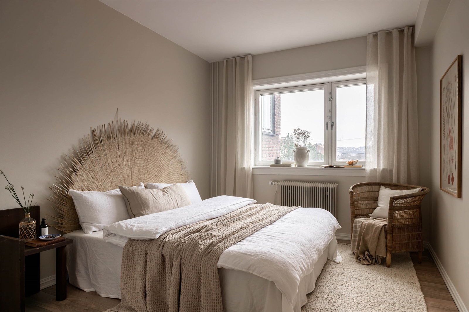 Pent og romslig soverom med lune farger. Galleribilde