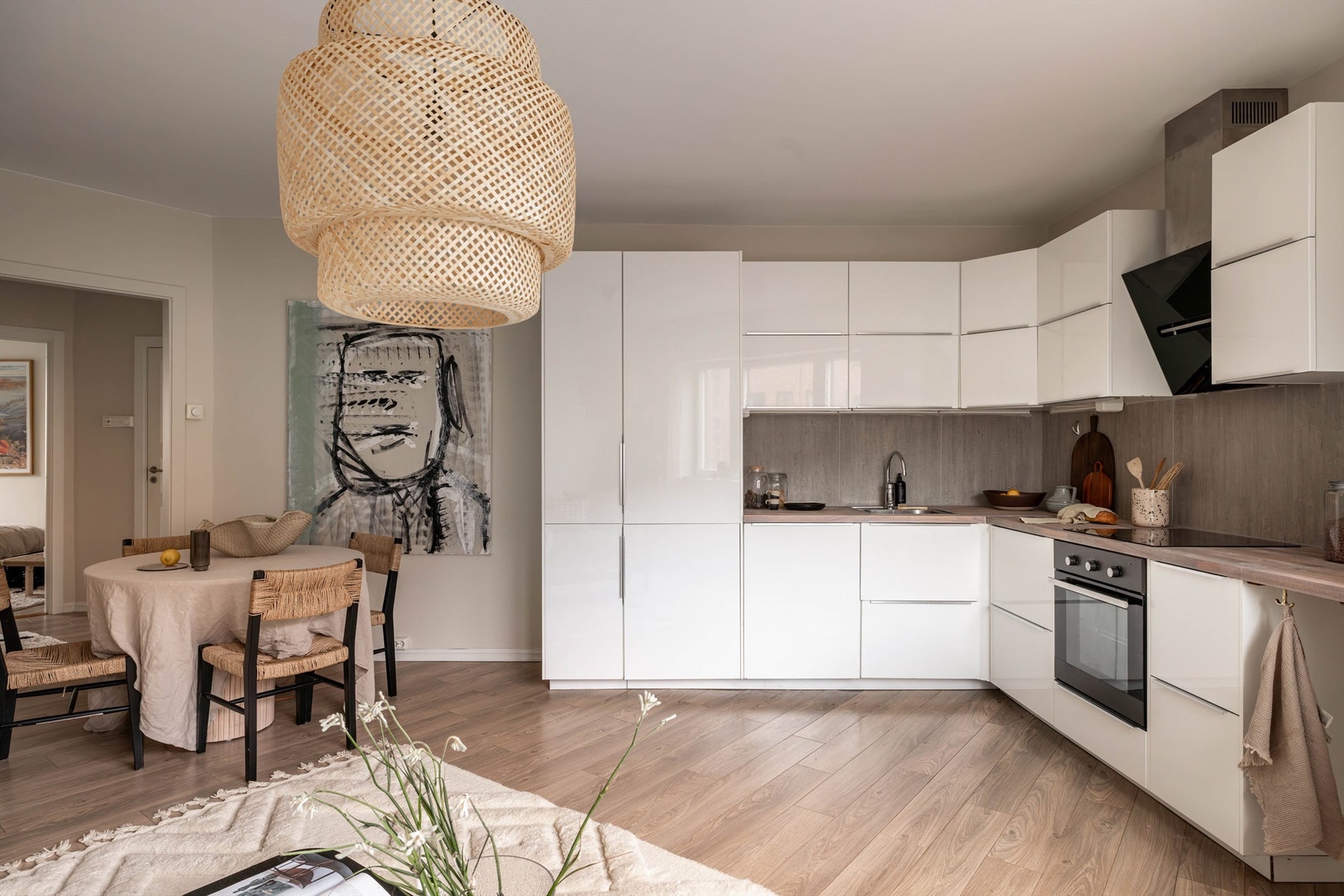 Matglade sjeler vil sette pris på kjøkkenets gode oppbevaringsløsninger samt den åpne løsningen som gir mulighet for sosial matlaging. Galleribilde