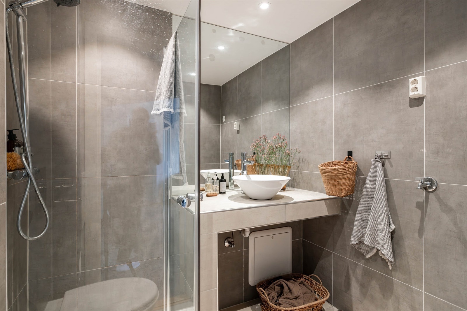 Pent fliselagt bad fra 2014 med varmekabler i gulv. Galleribilde