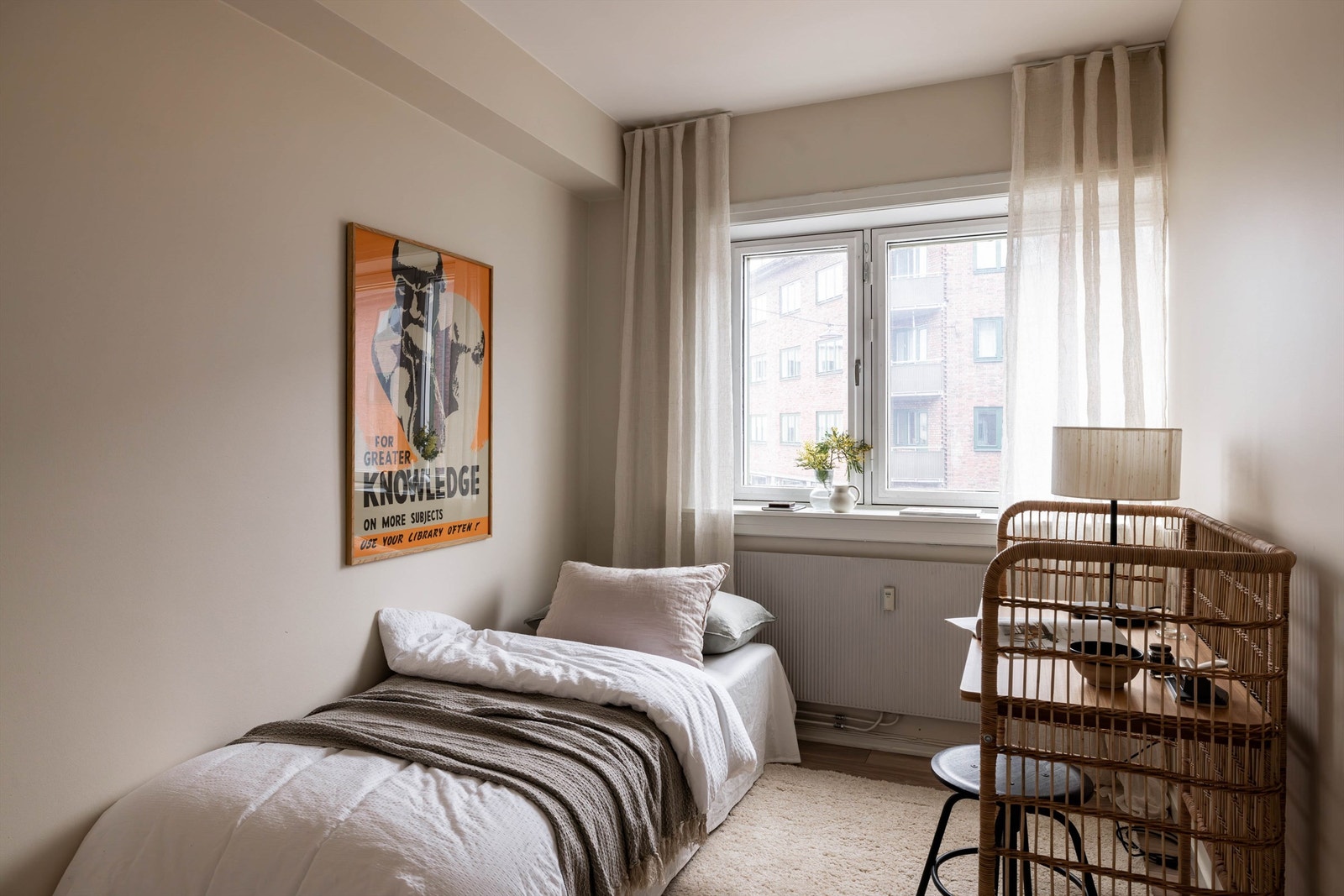 Lyst og pent soverom med plass til skrivebord/oppbevaring Galleribilde