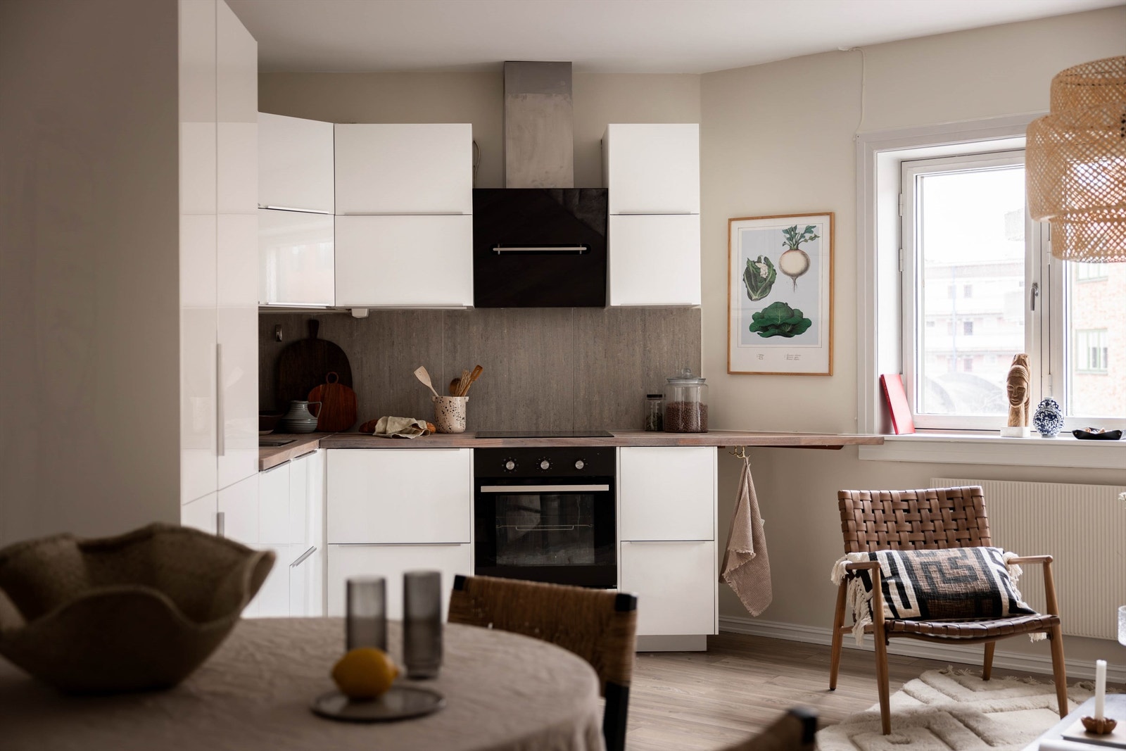 Glatte flater på skap og benker gjør det enkelt å rengjøre etter man har kokkelert. Galleribilde