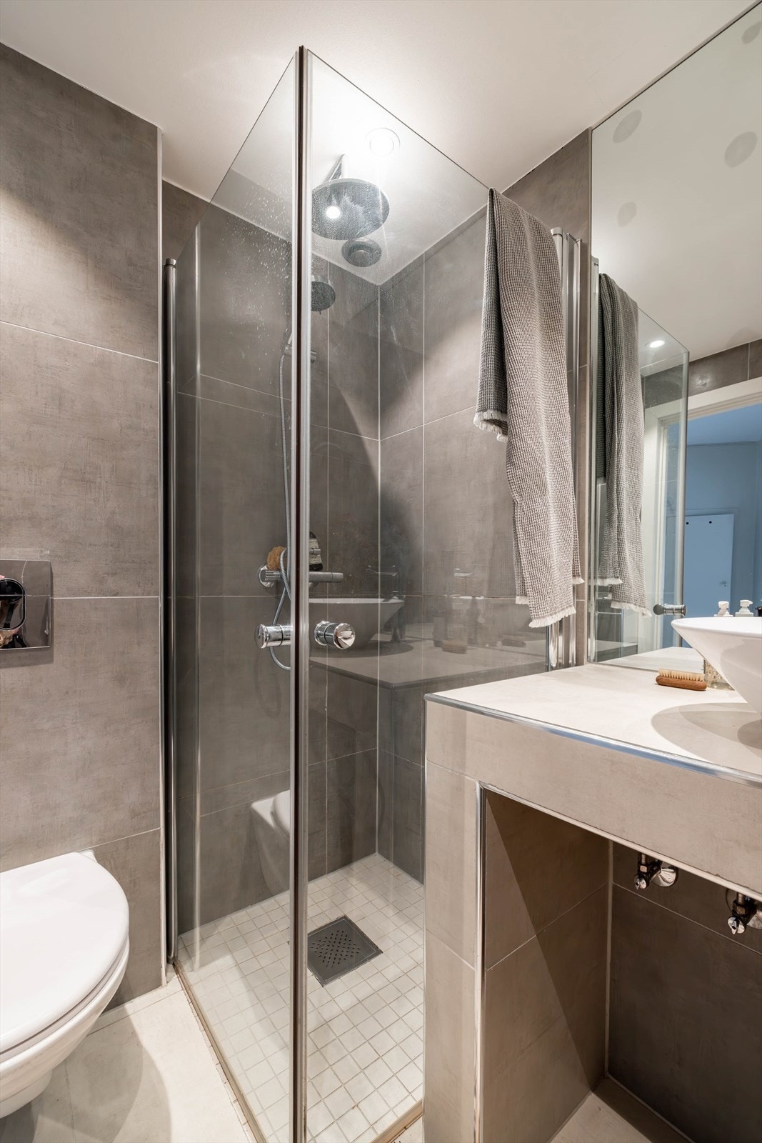 Dusjsone med regnfallsdusj Galleribilde