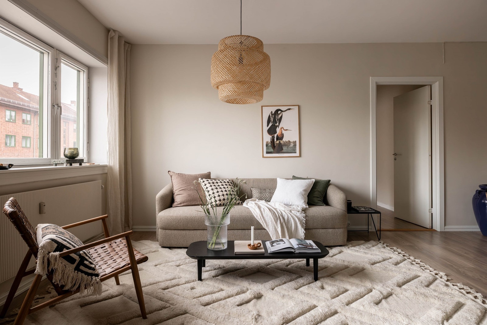 Romslig stue med sørvest-vendte vinduer som fyller leiligheten med naturlig lys. Galleribilde