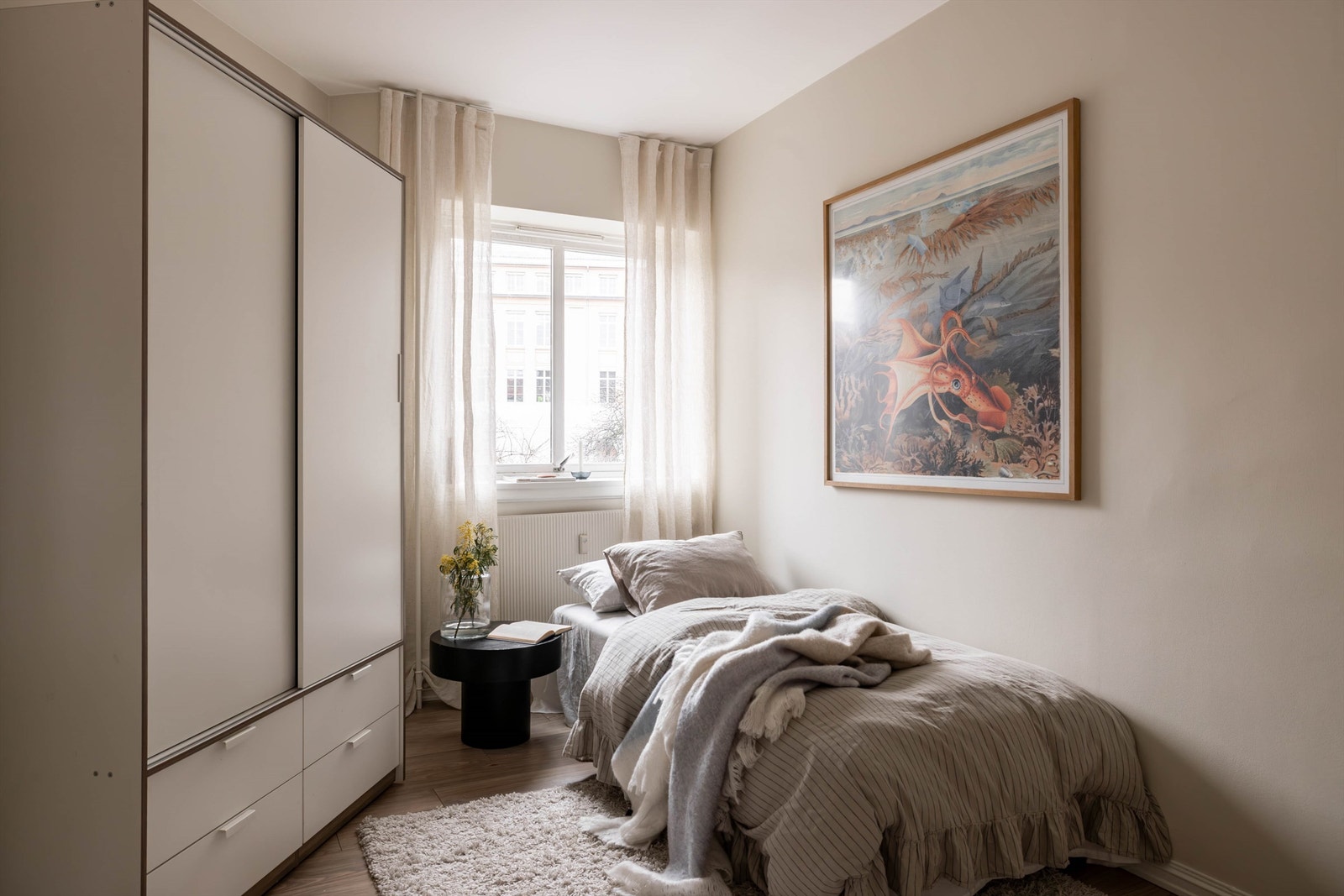 Koselig soverom med god plass til oppbevaring. Galleribilde