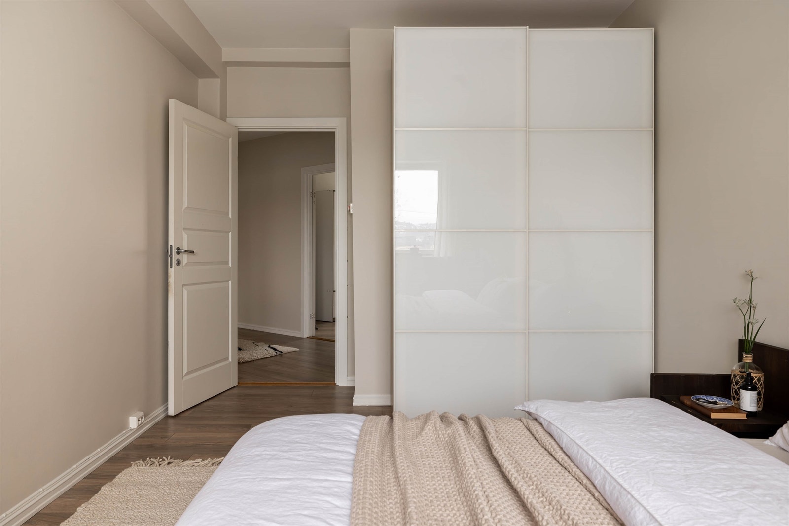 Soverommet har god plass til innredning/oppbevaring. Galleribilde