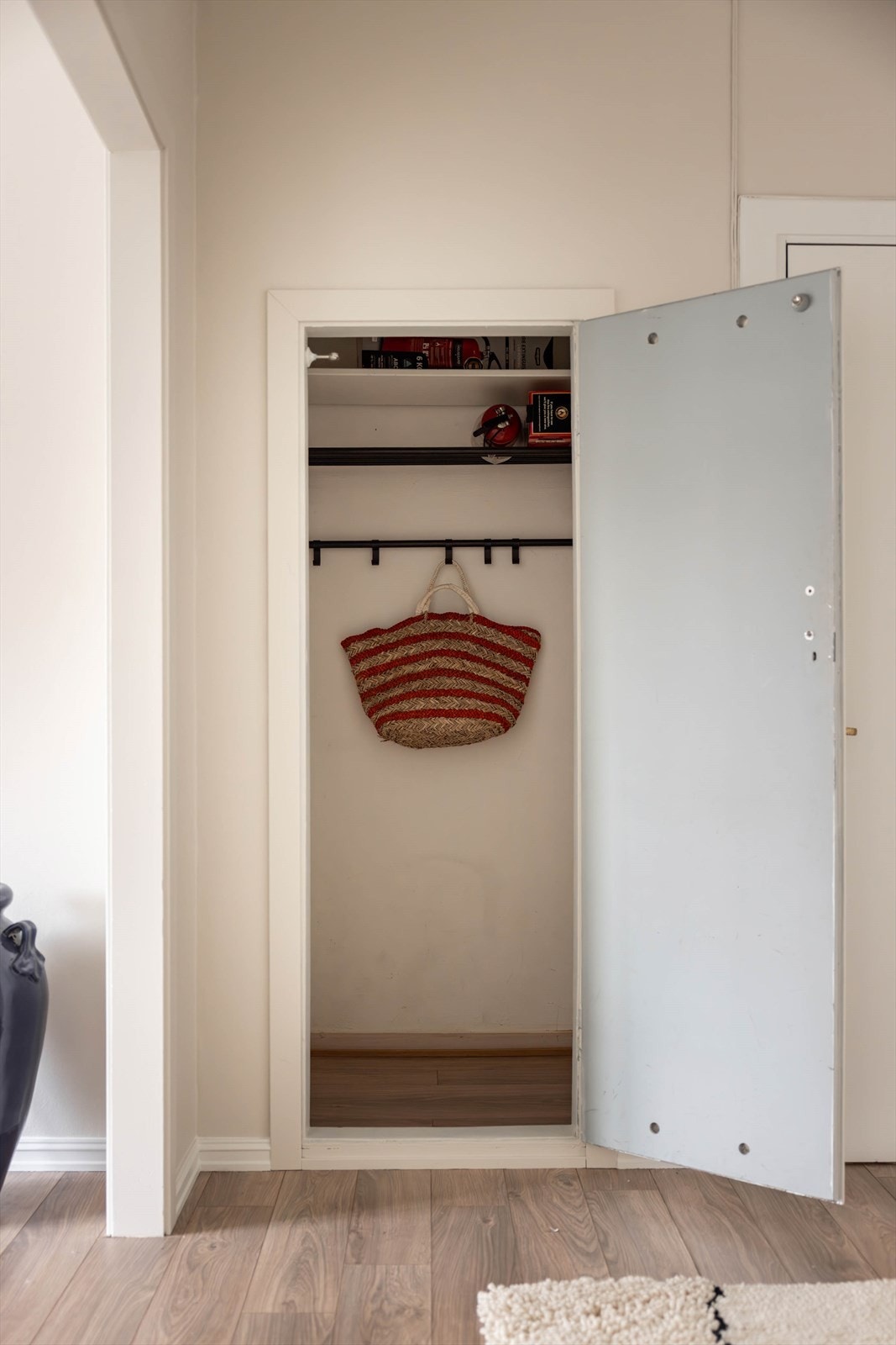 Innebygd garderobeskap. Ute av syne, ute av sinn! Galleribilde