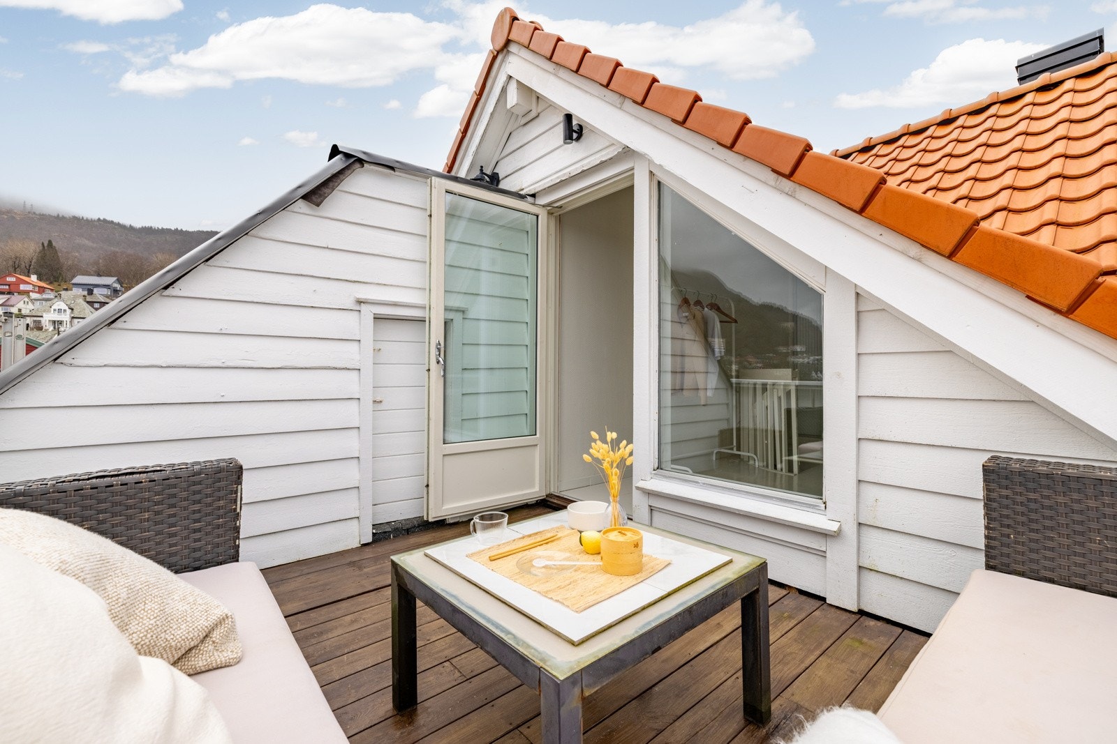 Utgang til den flotte balkonen fra loftsetasjen. Galleribilde