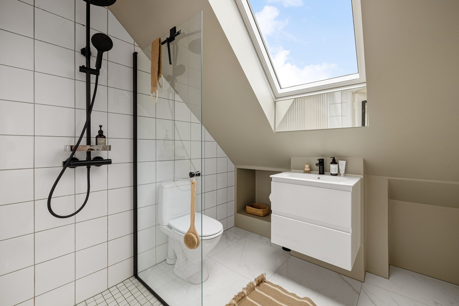 Badet ble pusset opp i 2022 og fremstår delikat og moderne. Galleribilde
