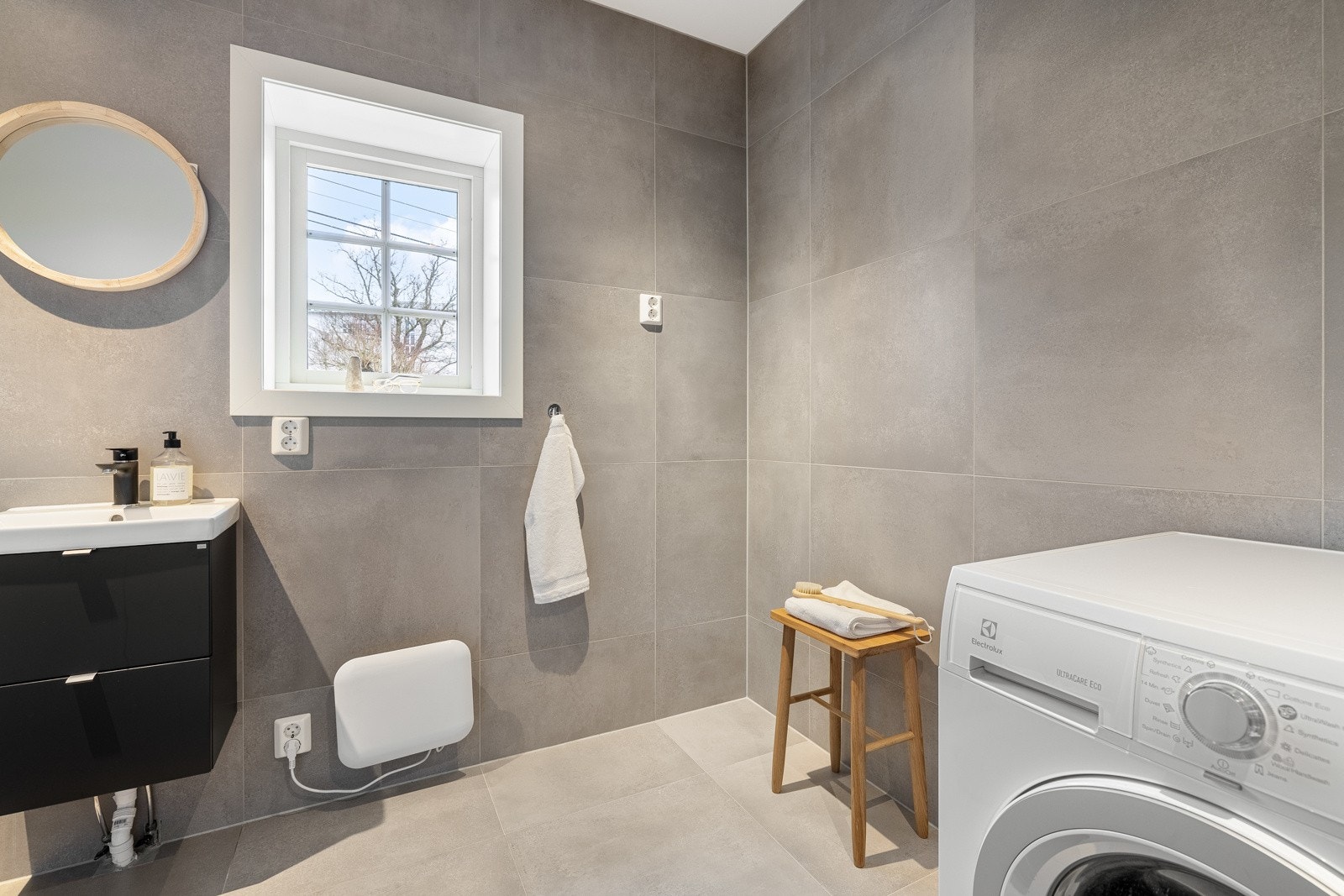 Leiligheten har et bad i loftsetasjen med enkel tilkomst fra soverommet i tillegg til wc-rom i hovedetasjen. Galleribilde