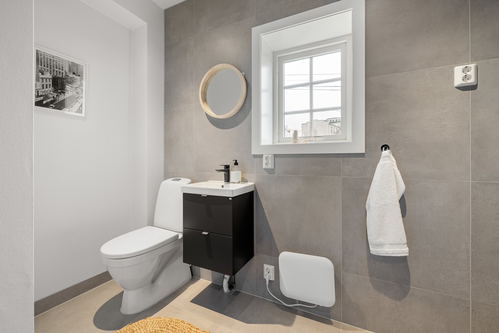 Leiligheten har et bad i loftsetasjen med enkel tilkomst fra soverommet i tillegg til wc-rom i hovedetasjen. Galleribilde