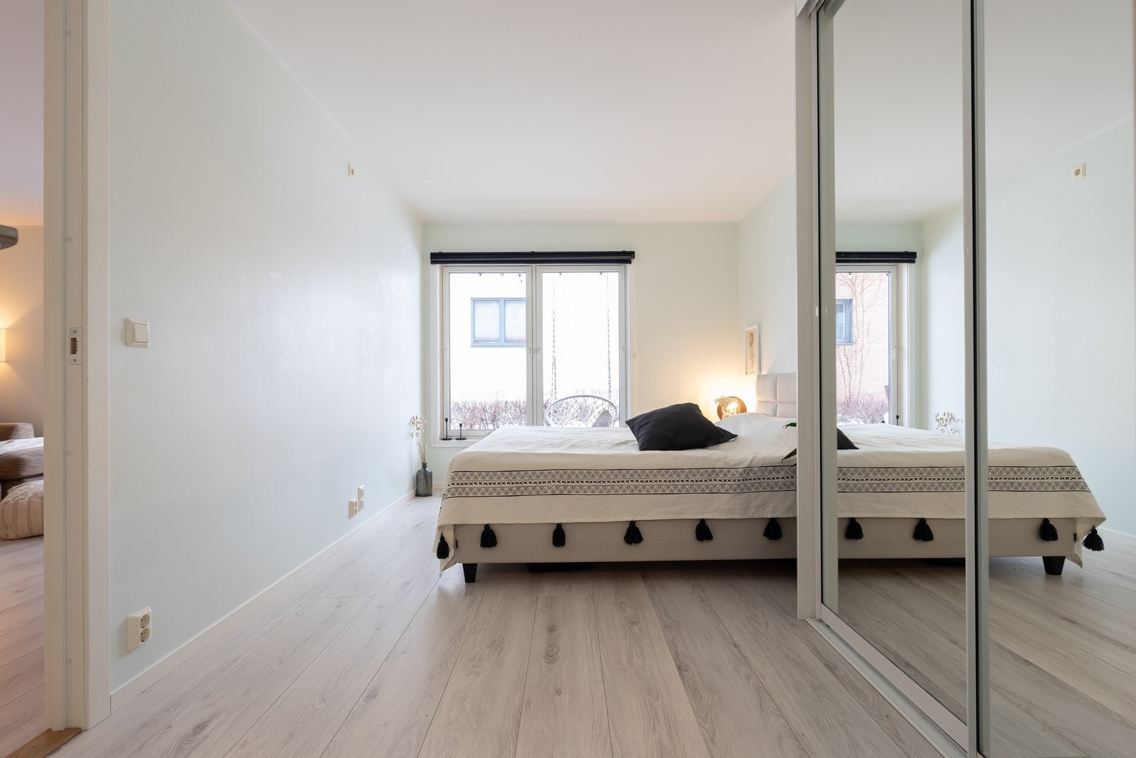 Rommet vender ut mot stille og gårdsrom uten trafikk. Hovedsoverommet er av god størrelse. Galleribilde