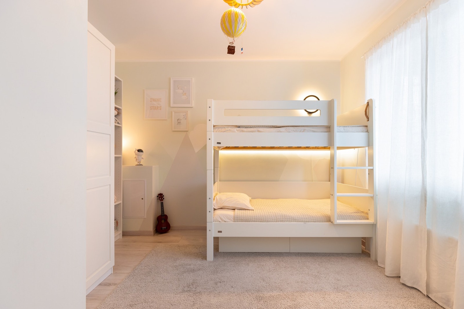 Her har du plass til seng, oppbevaringsmøblement og kontorpult. Galleribilde