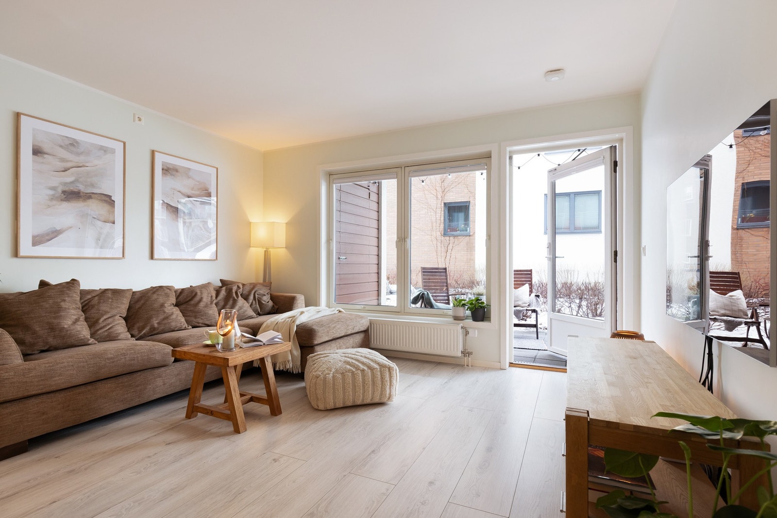 Boligens stue og kjøkken er i en åpen løsning og gir et sosialt allrom. Beliggenheten på enden gir store vindusflater. Galleribilde