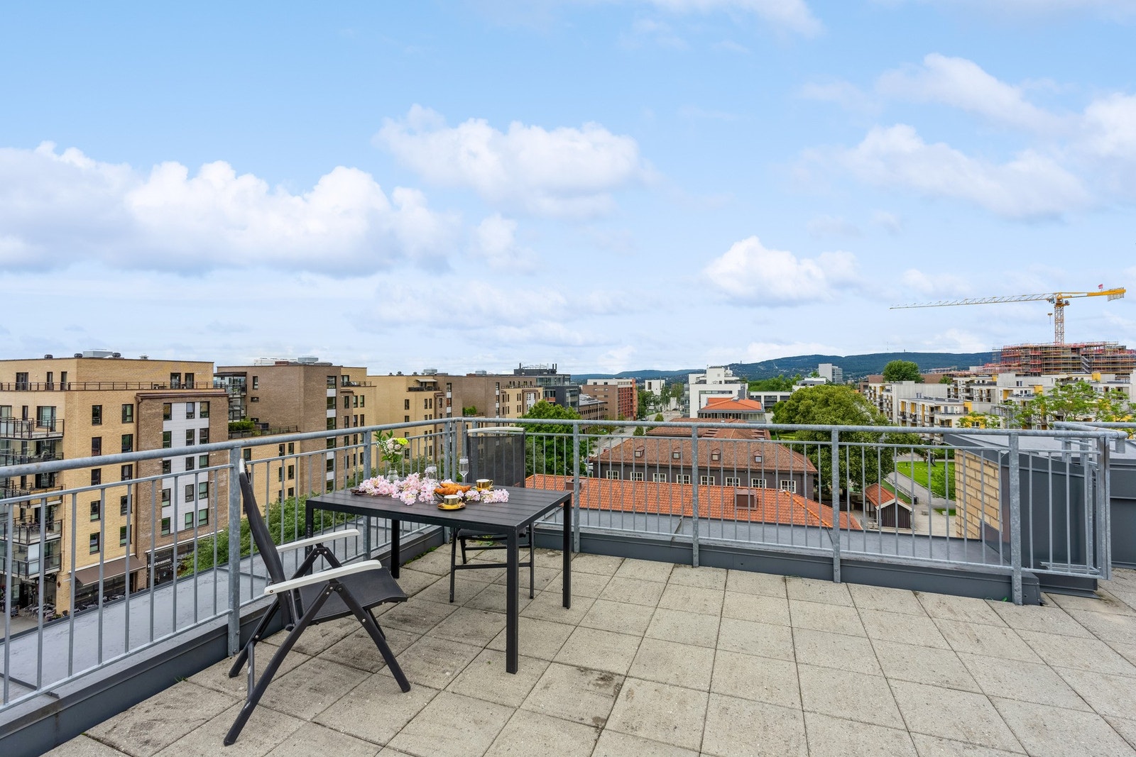 Felles takterrasse med flott utsikt over Løren. Her er det fint å se på rakettene på nyttårsaften. Galleribilde