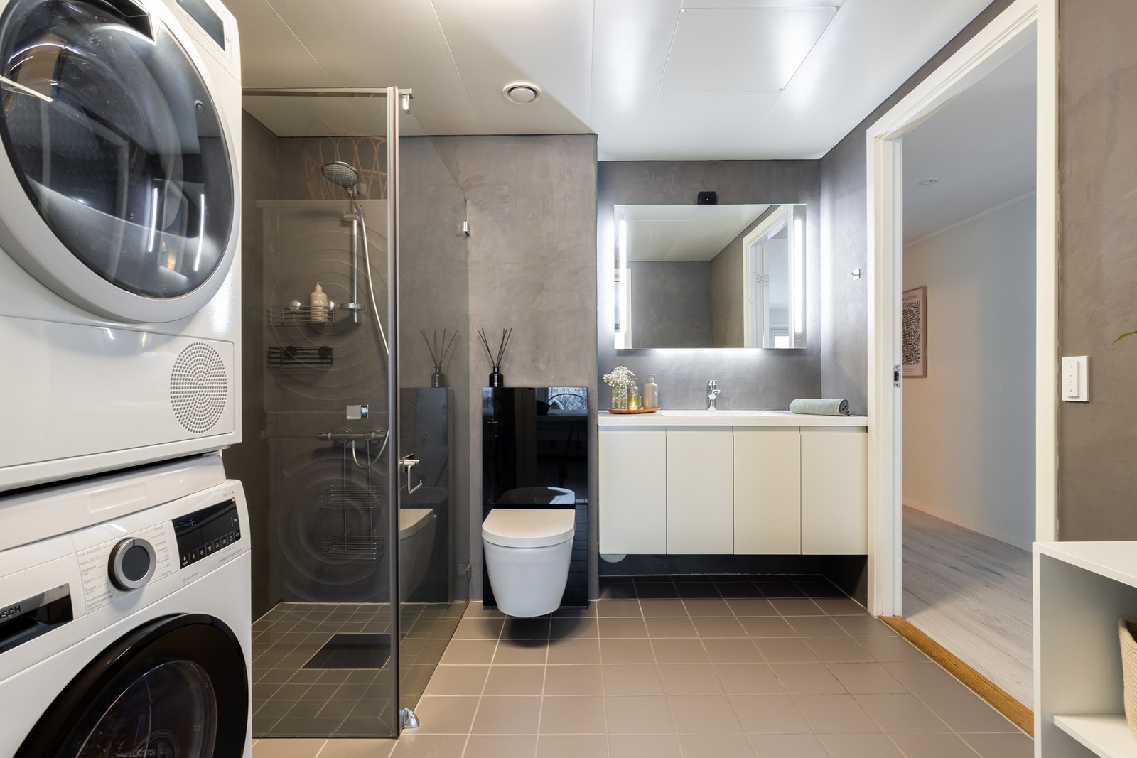 Boligens bad er lekkert og er opprinnelig fra byggeår, men er oppgradert i 2018. Galleribilde