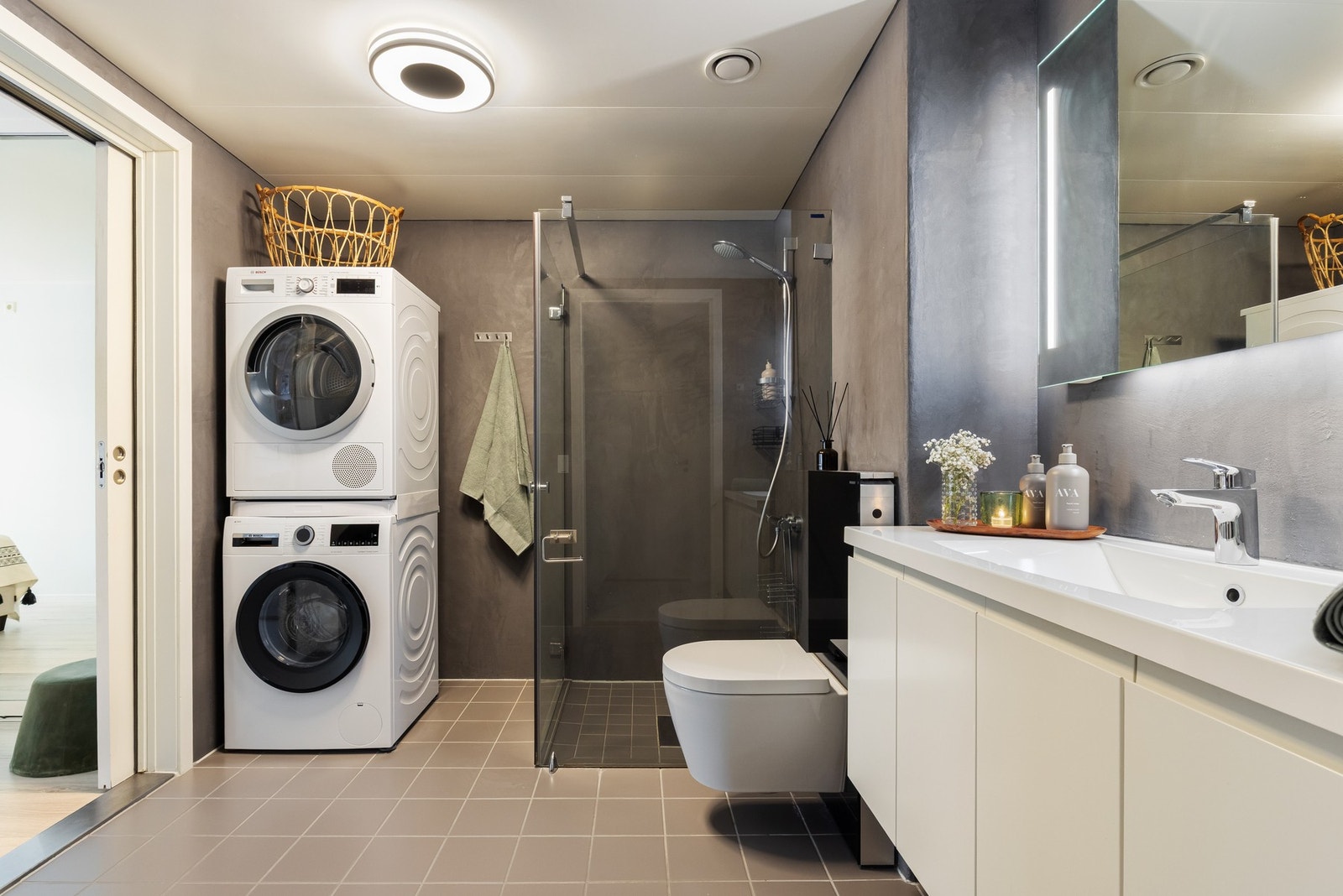 Videre ble det montert nytt blandebatteri i dusjen, satt inn ny glassdør i dusjhjørnet og montert nytt servantskap, samt speil av W alter Wilhelmsen AS. Galleribilde