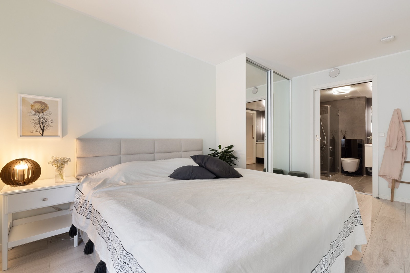 Boligen har i alt to soverom som i likhet med de andre rommene har en pen 1-stavs laminat på gulv og som er malt i fine duse farger. Galleribilde