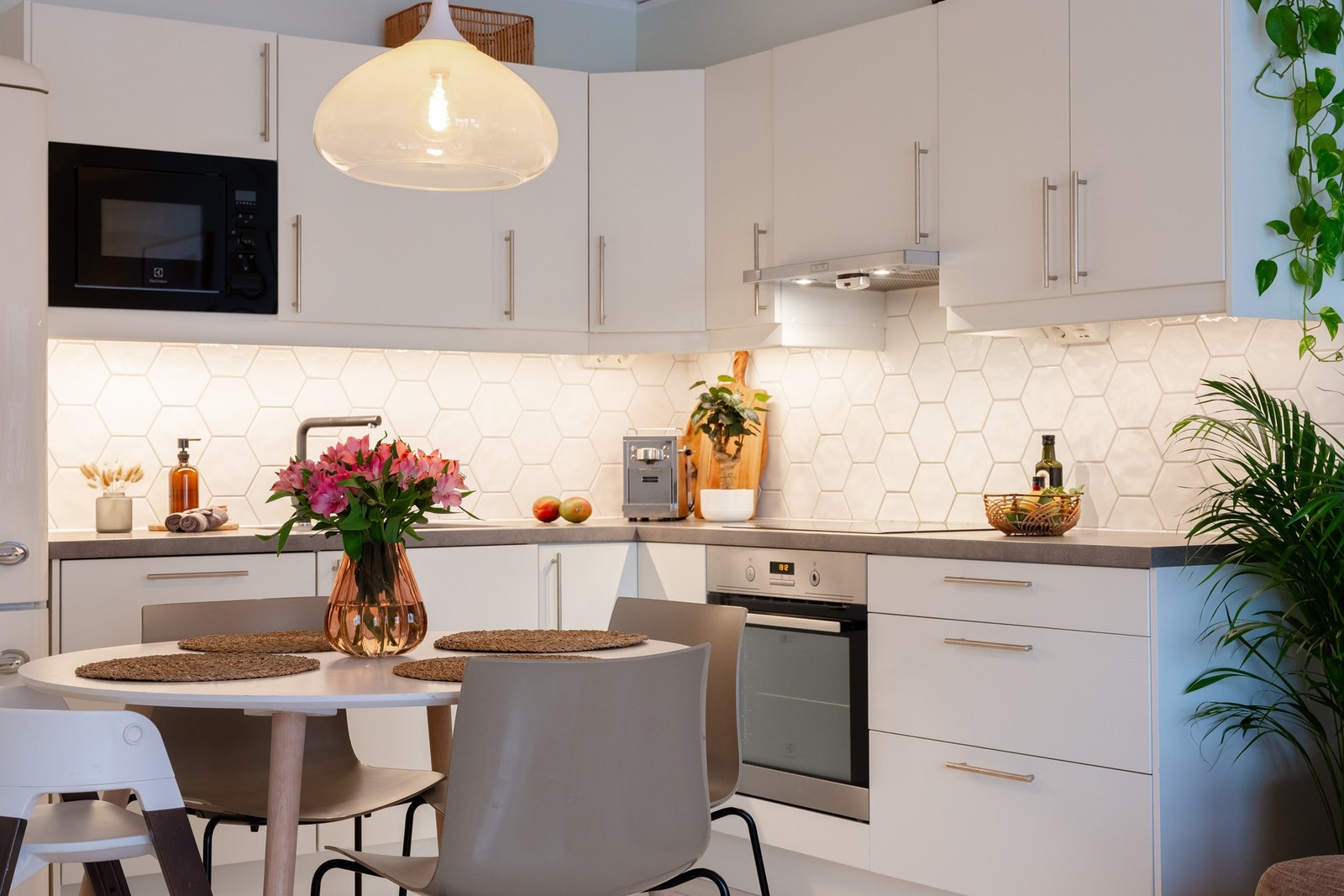 Det er laminat benkeplate og oppvaskkum i kompositt med ett-greps armatur. Galleribilde