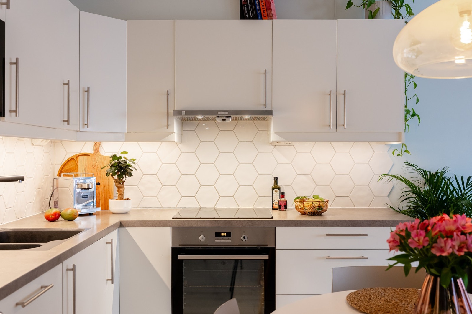 Integrert komfyr, platetopp, oppvaskmaskin og kjøkkenventilator tilkoblet avtrekkskanal. Vannrør av typen rør-i-rør system. Synlig avløpsrør av plast. Galleribilde