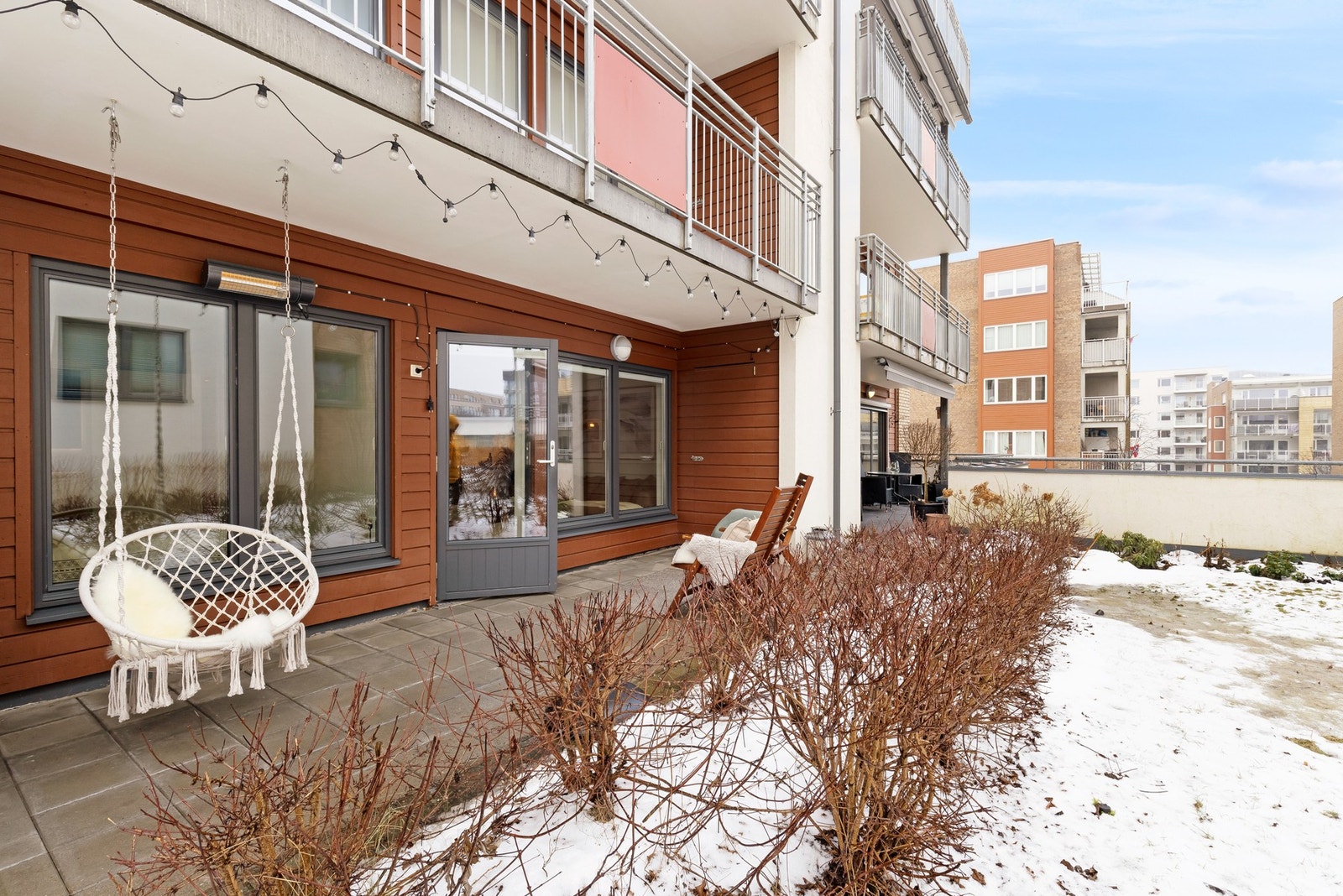 Terrassen er på hele 16 kvm og gir med det god plass til både loungemøblement, spisebord, grill og beplantning. Galleribilde