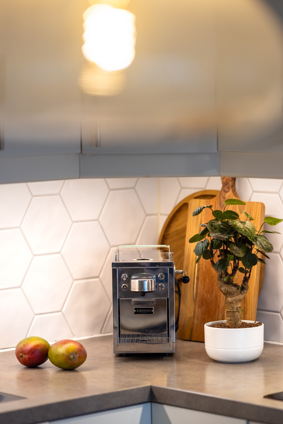 Det er lagt lekre heksagon fliser over benkeplate, i tillegg til at det er montert belysning og stikkontakter under skapene. Galleribilde