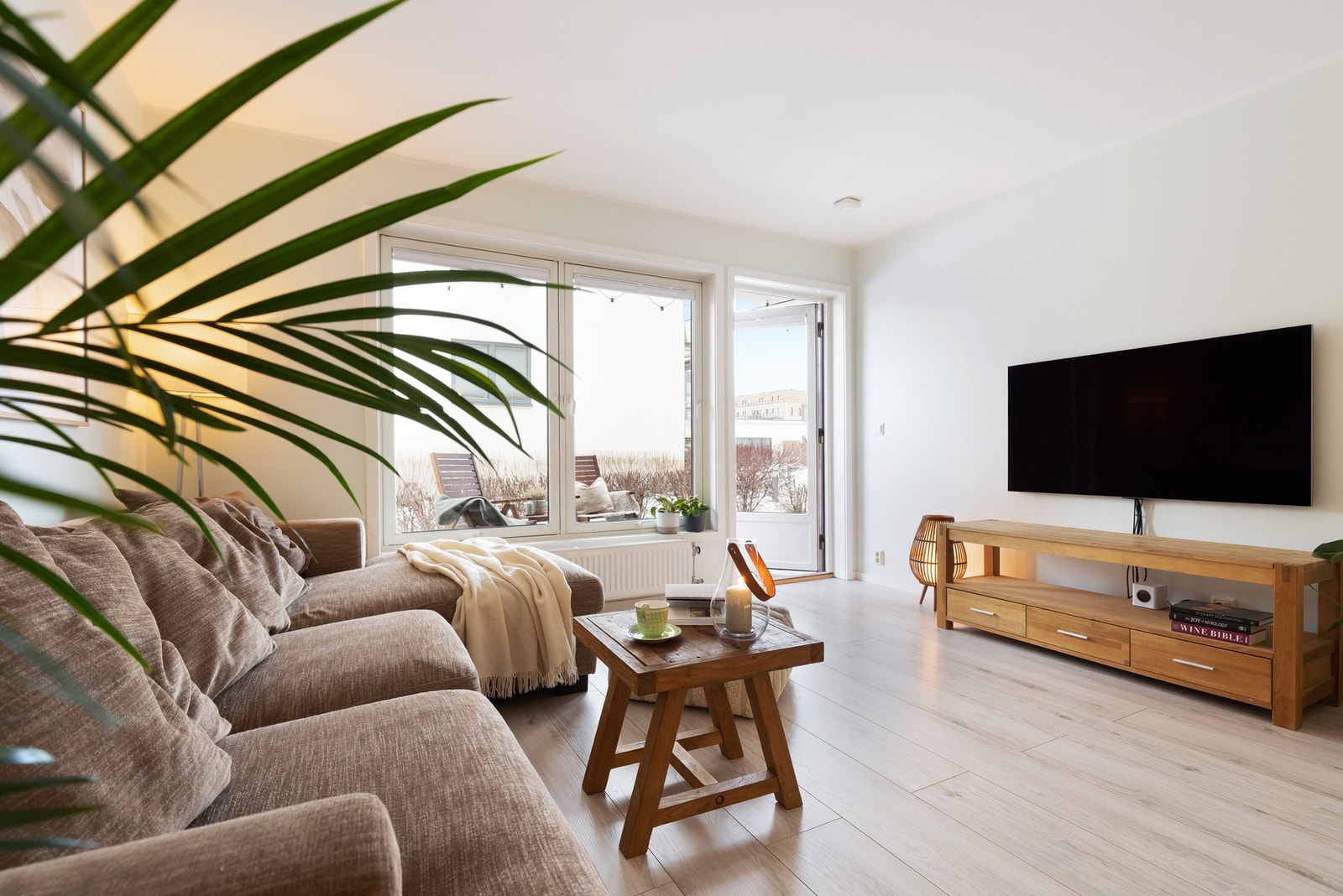 Dette er en lys og lekker 3-roms med en meget solrik og samtidig skjermet beliggenhet i et veletablert borettslag på Løren. Galleribilde