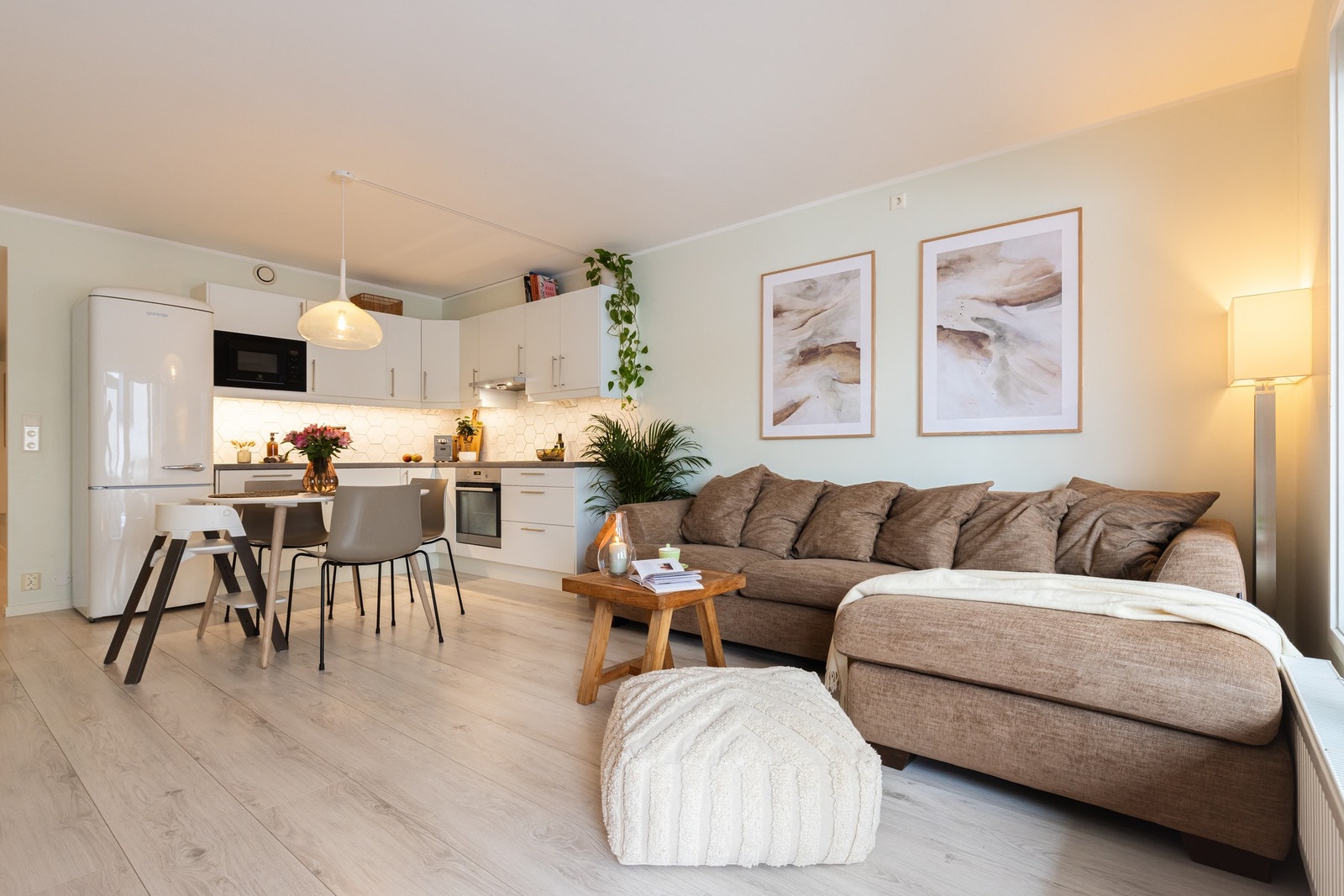 Rommets utforming gjør det enkelt å møblere med sofagruppe og tilhørende møblement. Galleribilde