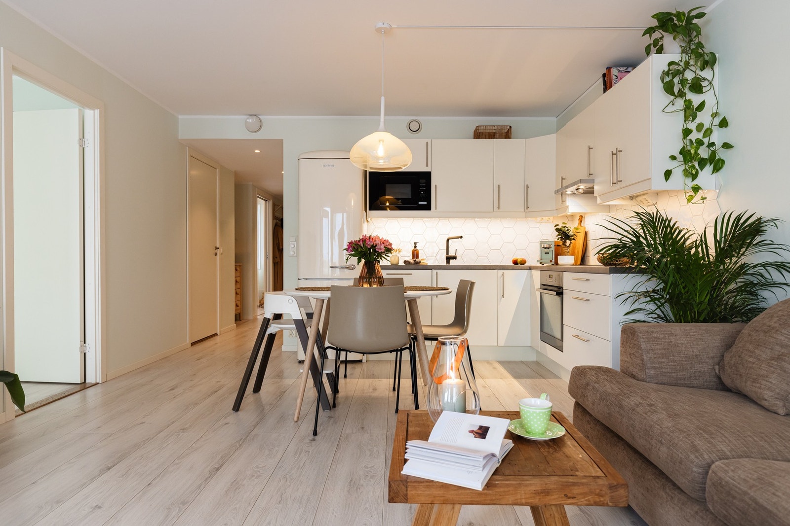 Leiligheten er pusset opp i 2018 med blant annet nytt kjøkken fra Epoq, nye gulv og flere oppgraderinger på bad. Boligen har en fin planløsning og en sydvestvendt terrasse på hele 16 kvm. Galleribilde