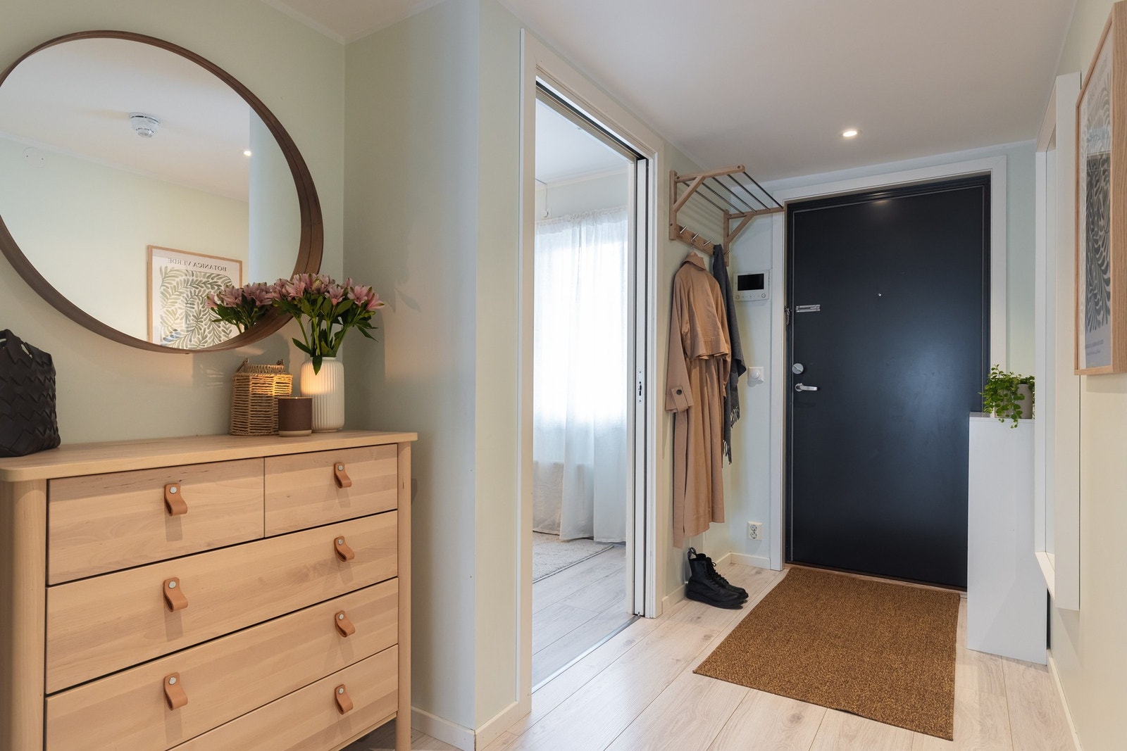 Godt med lagring i form av knaggrekke og skoskap på vegg, samt nisje for kommode eller garderobeskap. Galleribilde