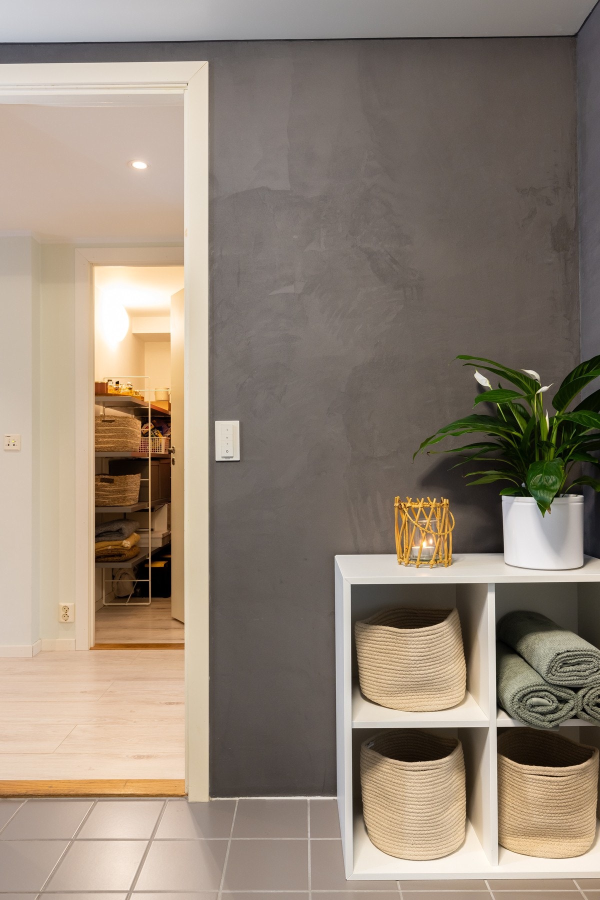 Badet er romslig og har i tillegg adkomst fra både gangen og hovedsoverom. Galleribilde